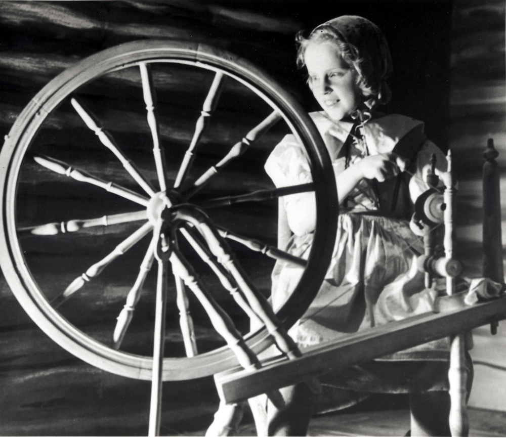 Teater i Markims församlingshus till förmån för Belgiens barn och Astridhjälpen.   Man gjorde tre föreställningar.  Vid spinnrocken sitter Gerd Lindström, senare gift Magnusson