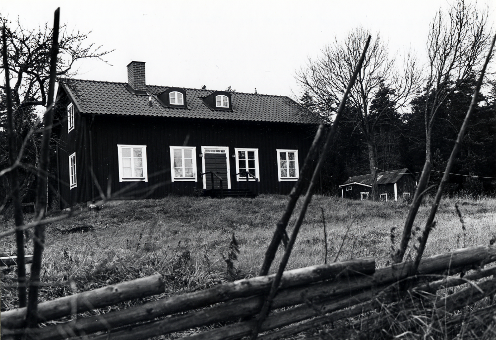 Johannelund ligger 1 km norr om Seneby gård