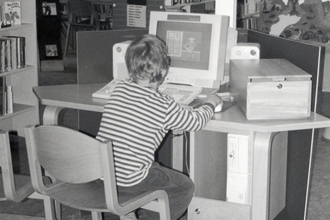 Barn som sitter vid en dator