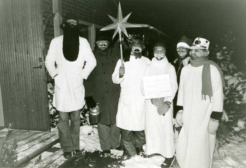 Okända Staffansångare som samlar in pengar till Brottby sportklubb i Karby villaområde på juldagskvällen 1973.