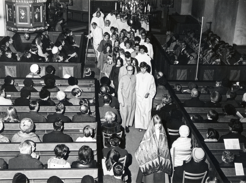 Vallentuna kyrospel  i  Vallentuna kyrka  Spelet är skrivet av  Torsten Segeladh  till musik av  Kurt Wallis Petterson  Vif uttåget syns i täten t v  Lars-Uno Lidegran  och bakom honom  Lasse Berglund