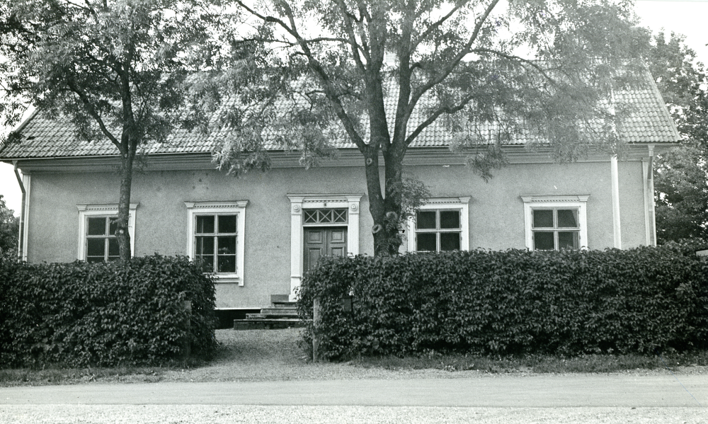 Vallentuna klockargård, uppförd 1864. I Klockargården som var skola fram till 1925, har lärarbostad m m inrymts.  Även sedan skolhusen i Hjälmsta byggts, har det periodvis förekommit undervisning i Klockargården, i övervåningens östra del,  bl a på 1940-talet. Foto innan ombyggnaden av övervåningen med takkupor.