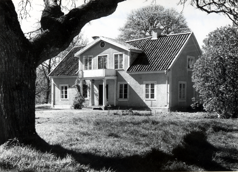 Olhamra gård ägs av Stockholms stad och uppfördes omkring år 1700. Mangårdsbyggnaden renoverades och moderniserades 1936. Gården har ägts av bla släkterna Anckarström och Klingspor