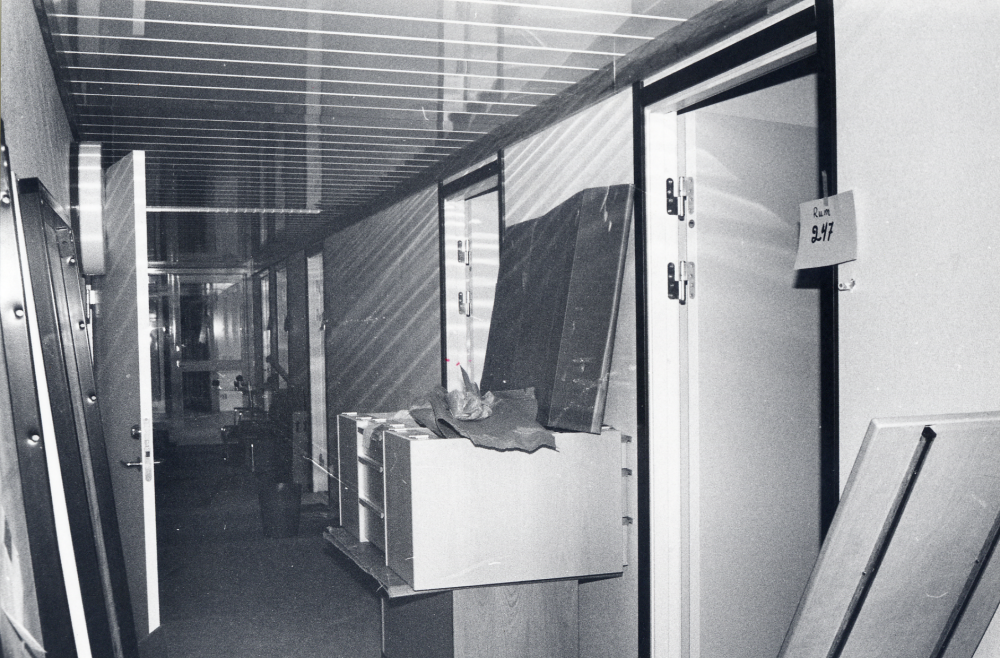 Korridoren till Vallentuna biblioteks kontor en trappa upp i det nybyggda förvaltningshuset Tärningen.  I korridoren utanför arbetsrummen står de nya kontorsmöblerna.  I rum 247 får Anitha Gräns och Gun Hillbo arbeta.  Invigningen av det nya biblioteket blir den 7 oktober