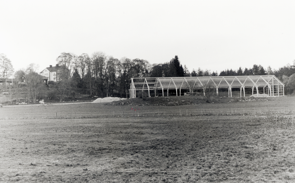 Nytt ridhus byggs reses vid Molnby gård på betesmarken öster om huvudbyggnaden.  Foto från plattformen vid Molnby anhalt.