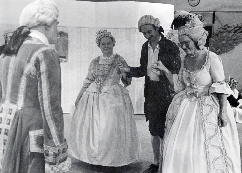 Under tiden 2-31 oktober 1985 pågick i Tärningen utställningar, program, sång, musik, dans, föreläsningar m m under titeln På Bellmans tid. Arrangörer var föreningar i Vallentuna i samarbete med Vallentuna kulturnämnd. Idé mm Eva Rahmqvist. Här framför medlemmar i Vallentuna folkdansförening danser ur Anckarströms dansbok i ett program kallat Musik och dans på 1700-talet . Fr v ?, Linnea Nyman, Sigge Rahmqvist och ?. Medlemmarna har själva tillverkat peruker och dräkter