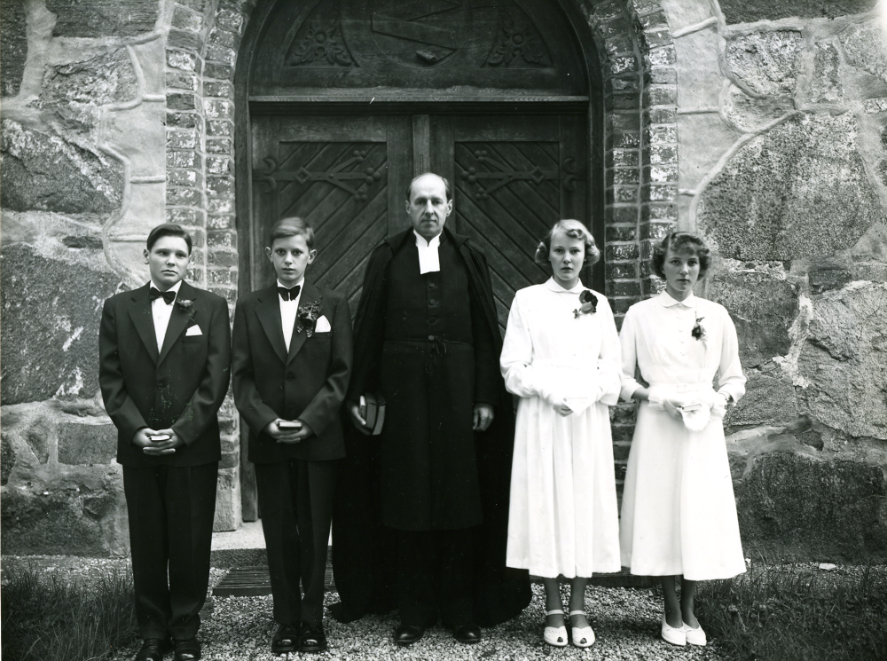 Prästen i mitten hette Nilsson och var gift med Anna-Lisa Nilsson som skrev boken "Hycklarna". Från vänster: Jan-Olov Jansson, Folke Elgebrant, ? Nilsson, Elna Karlsson och Barbro Bergström.