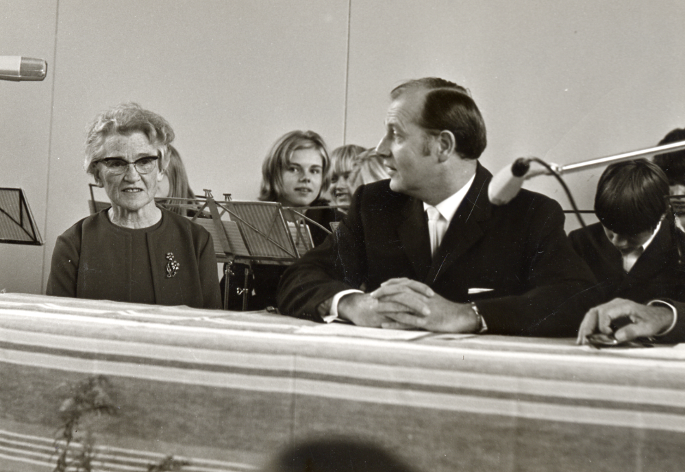 Folkskollärare och kyrkvärd Signe Andersson samtalar med skolchef Nils Sjöström vid invigningen av Gustav Vasaskolan i Lindholmen. Signe har tjänstgjort vid Åvasta skola sedan 1933
