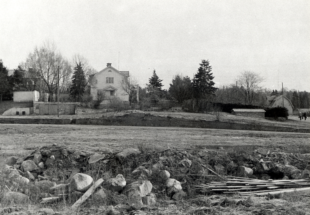 Vallentuna tegelbruk är rivet, men disponentvillorna finns kvar och visar rester av de två tegelbruk som varit i drift från från ca 1920 till mitten av 1960-talet.  I huset längst t v bodde Janne Gustafsson, ägare till Åby tegelbruk.  Innan Gustafsson köpt marken och uppfört Åby tegelbruk, var detta hus Åby gårds huvudbyggnad. Det vita huset kallades Idaborg efter Axel W Lundqvists hustru Ida.  Axel Lundqvist ägde Vallentuna tegelbruk.  Åby gata syns längst t h.  Där syns även bostadshuset för arrendatorn vid Åby gård, Gerhard Sundberg.