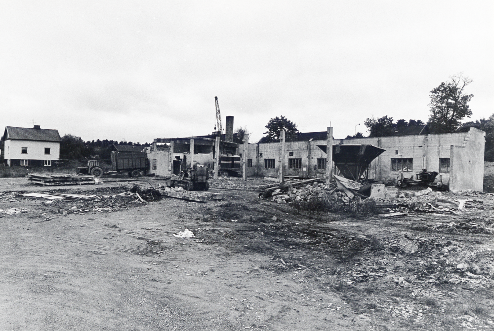 Liljeholmens cementvarufabrik  i  Bällsta  rivs för att ge plats åt ett nytt bostadskvarter med radhus,  Bällstagård  I fabriken tillverkades bl a plattformskanter. Tidigare fanns här en fabrik  Nya aktiebolaget Santorinverken  där man tillverkade träullsplattor.  Den brann 1959. Foto taget från Bällstavägen  mot sydost.