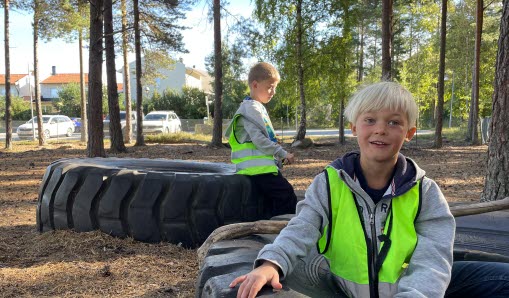 Barnhänder runt en teckning