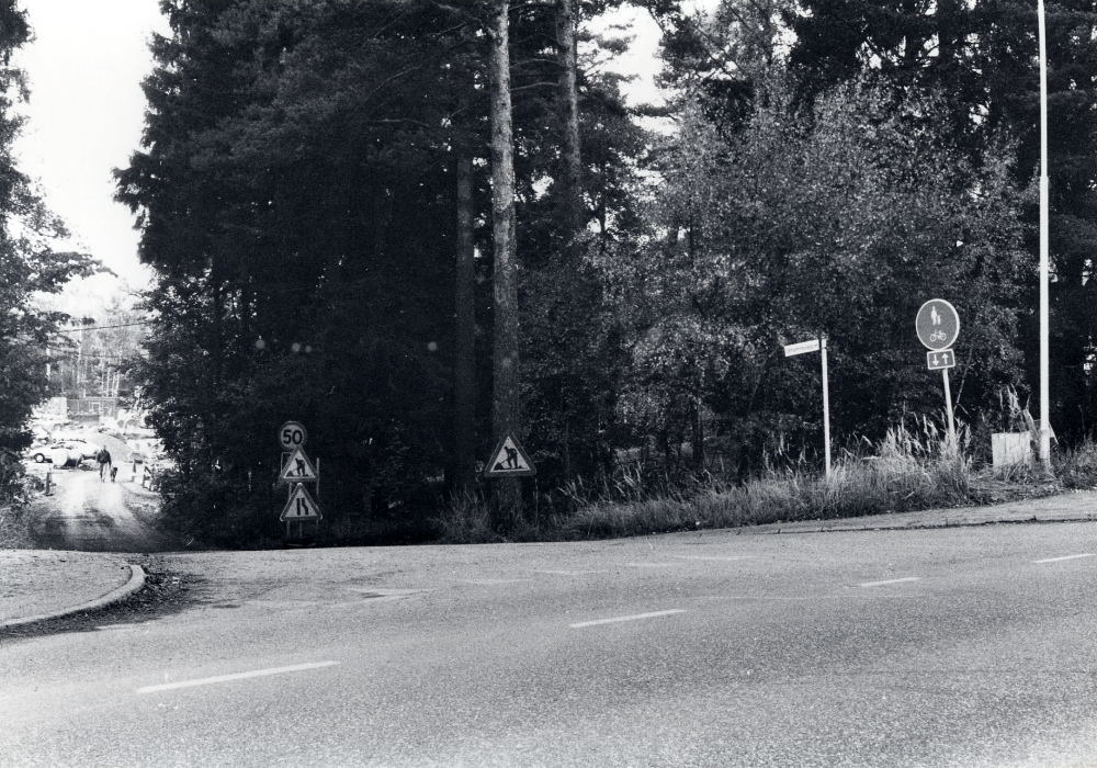 Uthamraområdets infart Uthamravägen.  Ett nytt bostadsområde med villor och radhus byggs i södra delen av Vallentuna