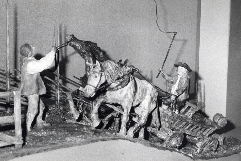 Postmuseet  återinvigdes 22 augusti 1986 efter att ha varit stängt för reparationer.  Eva Rahmqvist  gjorde flera  figurscener  som belyser postgången förr. Denna bild visar de ofta eländiga förhållanden som  rådde under 1700-talet - en posttransport har fastnat i leran och en man försöker få hästarna att dra upp vagnen medan kusken använder piskan