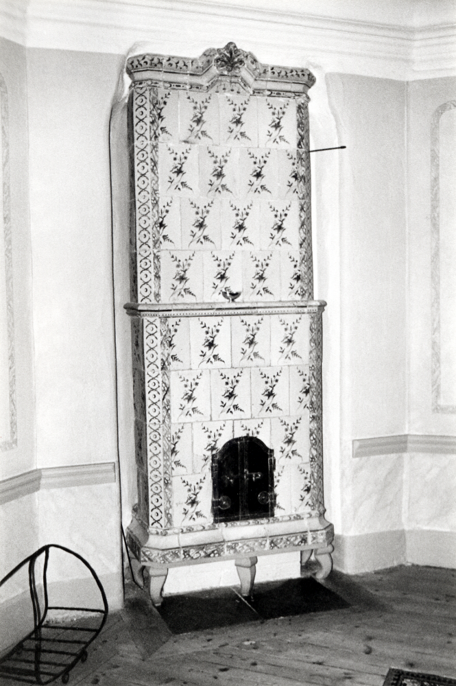 Kakelugn på Lindö gård i Vallentuna

Jämför bild 50 04 00: 154 – en kakelugnsattrapp på andra sidan dörren är ett skåp med dörr men försedd med mässingsluckor