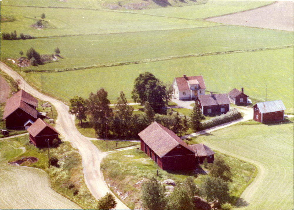 Ett nytt, vitt boningshus uppfördes på Nibble gård 1958 på en plats där tidigare en drängstuga och jordkällare funnits. Det röda bostadshuset användes som torp i filmerna om Åsa-Nisse. Huset användes för utomhusscener medan innomhusscener spelades in i en studio i Täby. Mer information om inspelningarna kan man få i boken Åsa-Nisse Var ligger Knohult? av Anders Nordquist. Bilden togs 1960 och filminspelningarna upphörde i mitten av 1960-talet. Idag har vägen dragits om så att den går omedelbart till vänster om den ekonomibyggnad som finns längst till vänster i bilden. Åke och Gunnar Jansson som vuxit upp på gården har intervjuats vid framtagningen av boken Åsa-Nisse Var ligger Knohult? av Anders Nordquist.