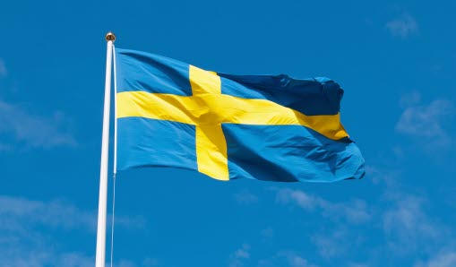 Svenska flaggan vajar på stång
