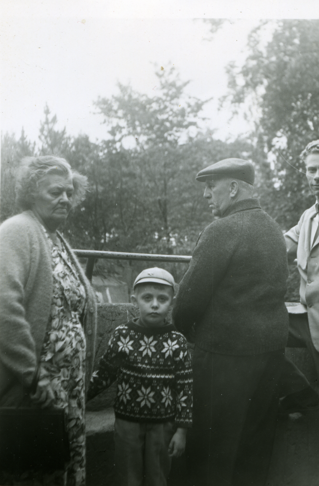 Längst till vänster står Greta Söderström med sitt barnbarn Mats Lodén. Därefter står Gretas make Melker och bredvid honom Mats far Anders Lodén.