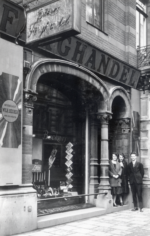 Hans Uhrenius, som öppnade Vallentuna färghandel på Centralvägen, arbetade en tid på 1930-talet i Beckers färghandel i hörnet av Sturegatan och Humlegårdsgatan i Stockholm.  Här står han utanför affären tillsammans med två kvinnor, en av dem kallades 'Blomman'