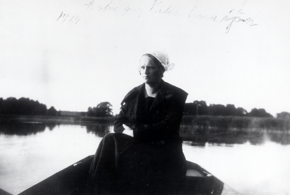 Ester Jansson ien roddbåt på Vallentunasjön. Båten har hennes man Helge Jansson (Jirstedt) gjort