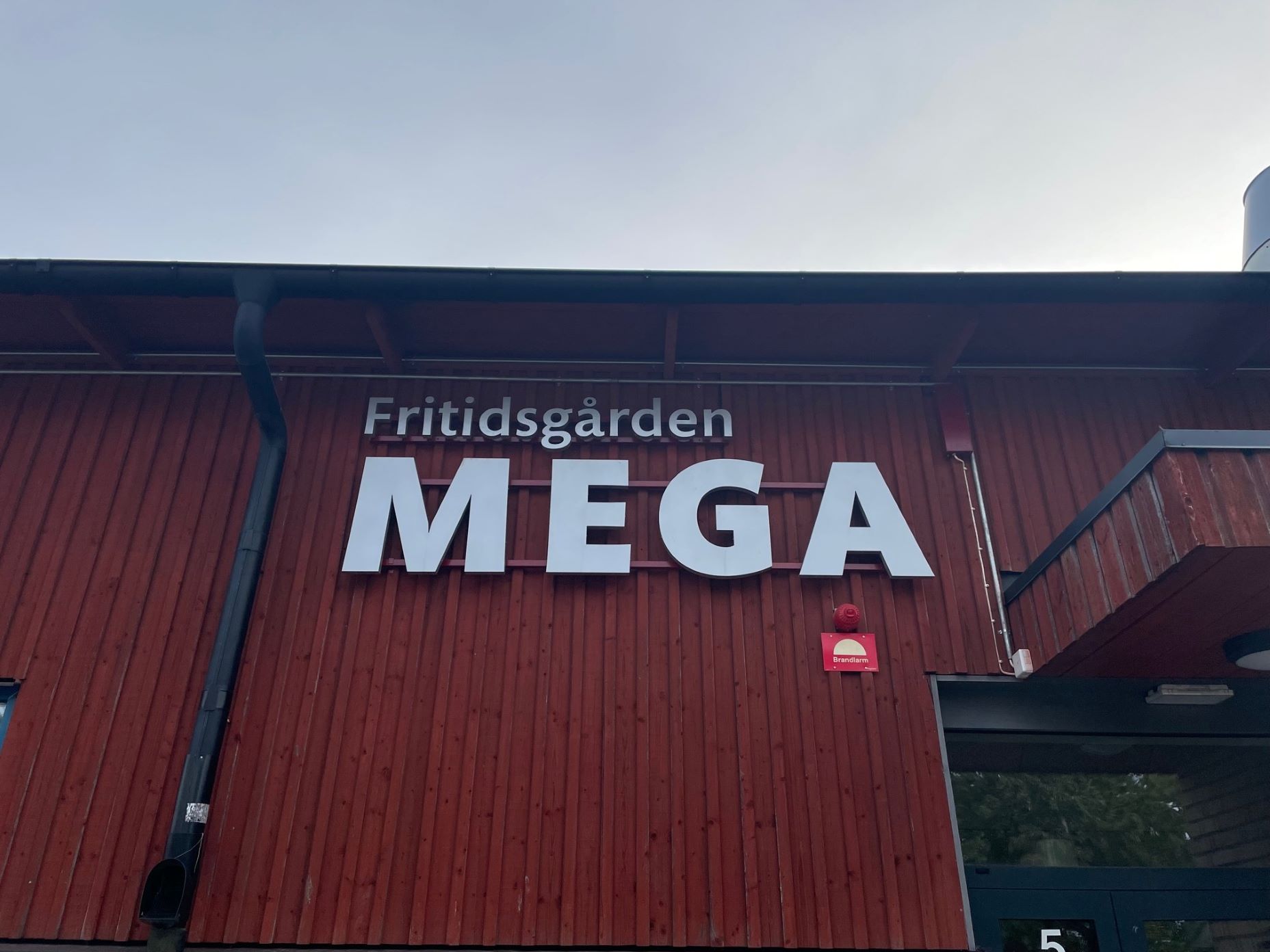 Bild tagen på Fritidsgårdens yttre fasad med skyltningen Fritidsgården Mega.