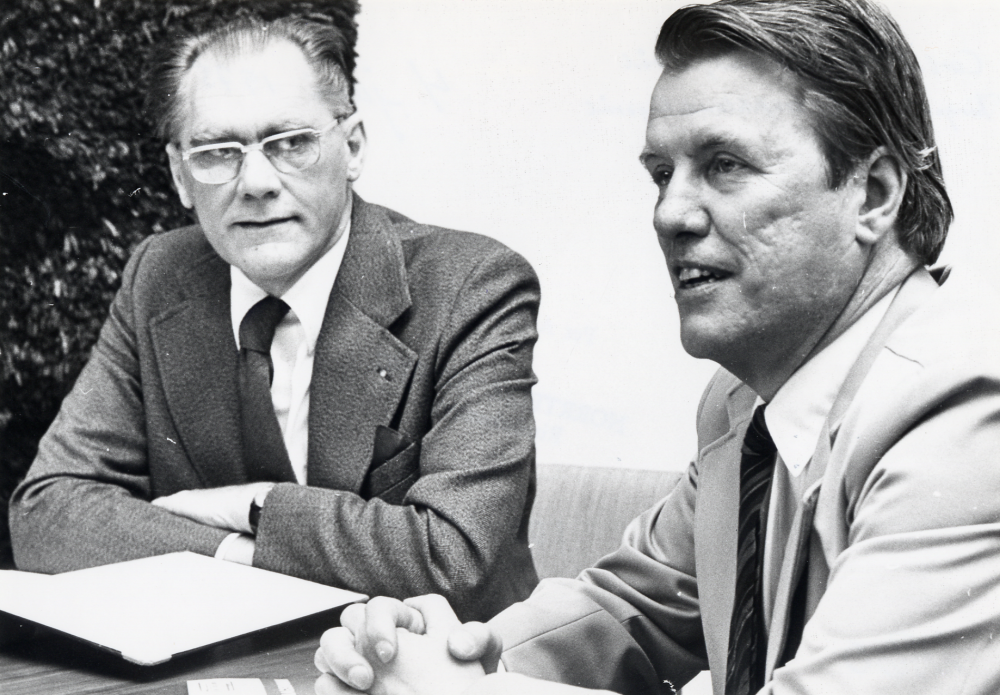 Vallentunapolitiker diskuterar busstrafiken mellan Vallentuna och Stockholm med trafiklandtingsrådet Birger Rosell. T v kommunalrådet Carl-Erik Wikström