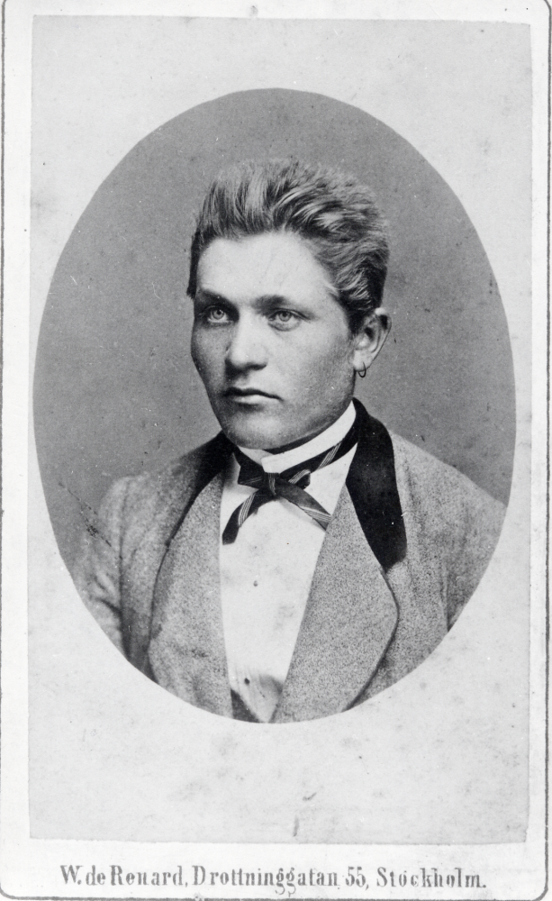 August Mattsson föddes 1854 och dog 1899 och var gift med Josefina Kristina Mattsson. De var morföräldrar till Margit Svärd på Sunnarby gård
