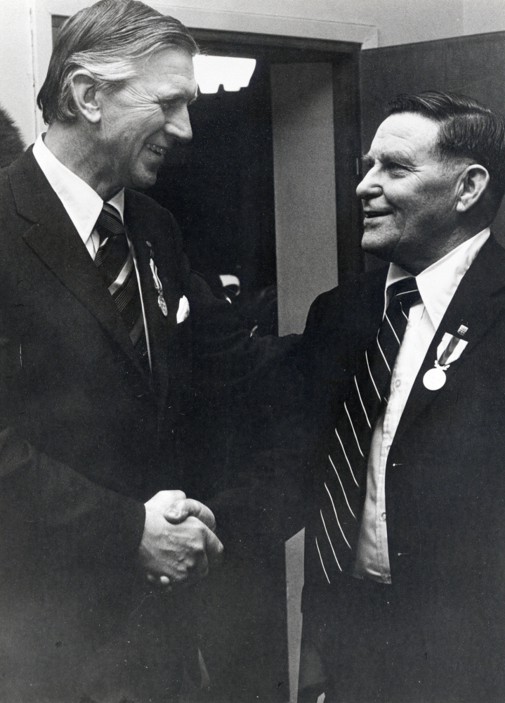 Ingvar Lidskog, Vallentunas första kommunalråd,  och Bertil Tillborg har båda fått Svenska kommunförbundets guldmedalj för sina insatser i kommunalpolitiken.  Kommunalrådet Carl-Erik Wikström delade ut medaljerna