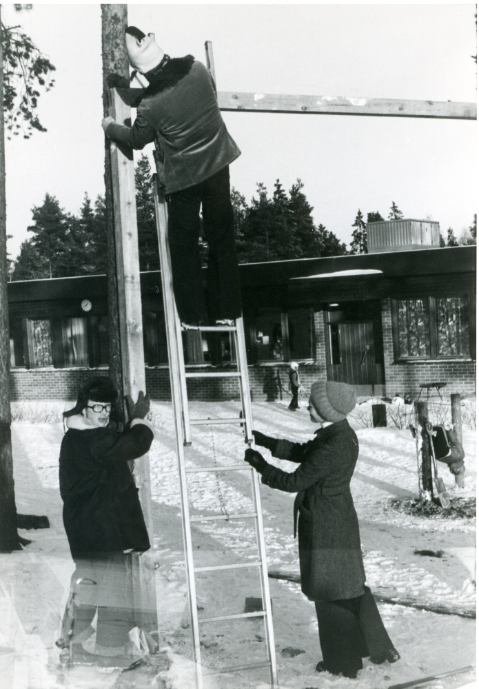 Föräldramedverkan på Karbyskolan. Ett par föräldrar monterar en stång på skolgården för att hänga upp en lian i, som eleverna önskat.
Foto och uppgifter: Fredrik Andersson.