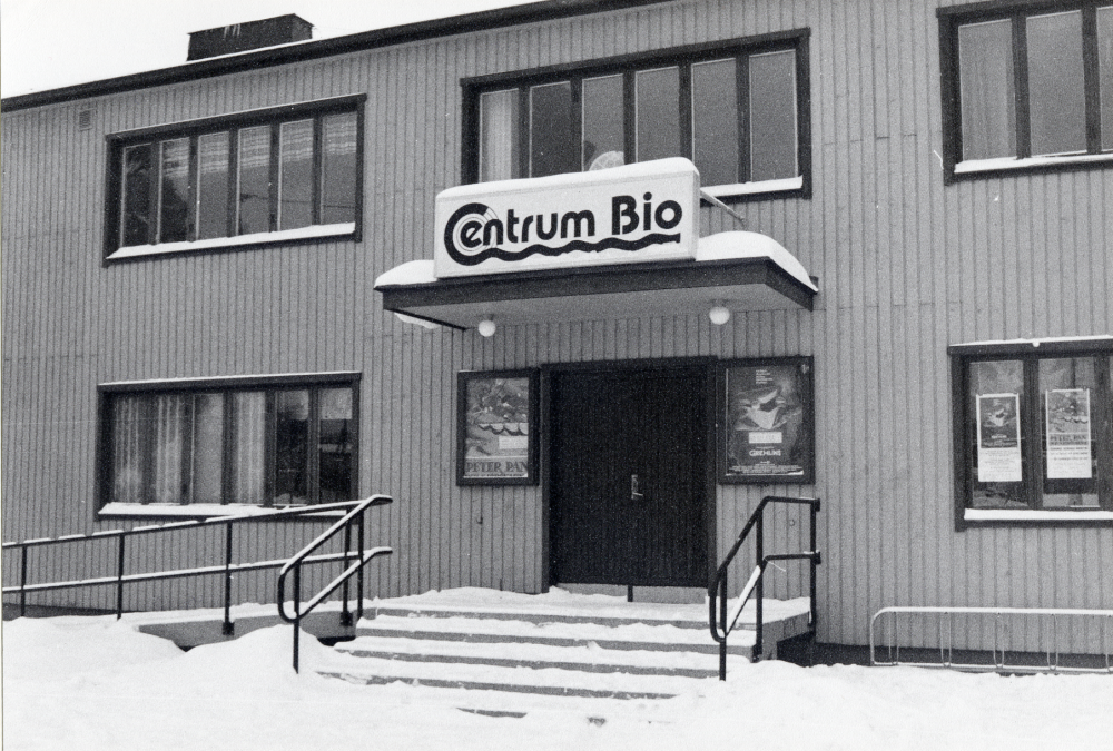 Centrum-Bio  vid  Banvägen  drivs av Stiftelsen Centrum-Bio  fram till 1988. Eldsjälar har bl a varit  Leif Magnusson  och  Sven Sjönell.  Fr o m hösten 1988 drivs bion av  IOGT   Våra gårdar. Den 10 mars 2013 gavs den sista föreställningen. Filmen Små citroner gula drog 41 besökare.