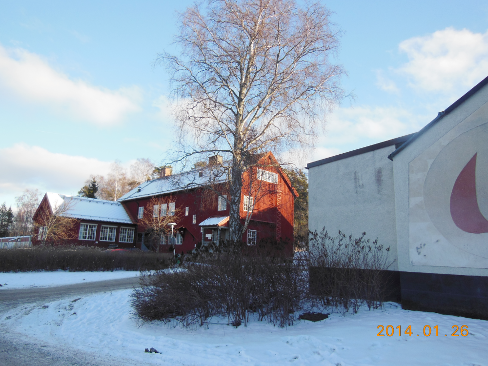 Röda skolan byggdes 1925. 1954 invigdes den nya centralskolan som sedan 1968 heter Hjälmstaskolan och vars gavel syns i bildens högra kant. År 2014 bedriver kommunens kulturskola verksamhet i Röda skolan.
