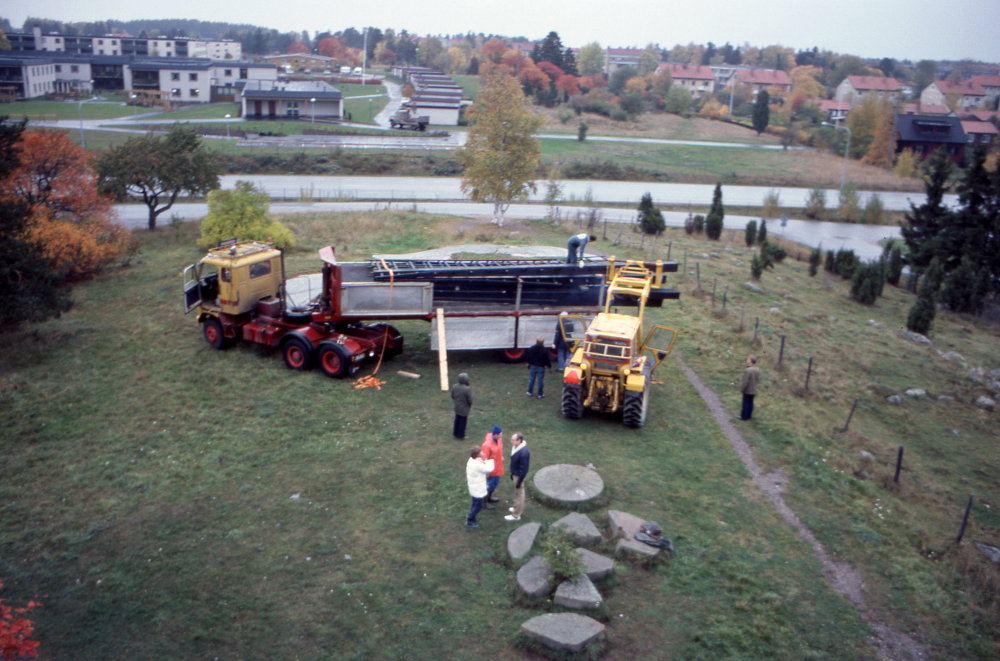 Väsby kvarn får nya vingar som ersätter de tidigare vingarna som förstördes redan 1969 under en storm. Hösten 1982 anlände de nya vingarna på lastbil. I bakgrunden till vänster syns Väsbygården.