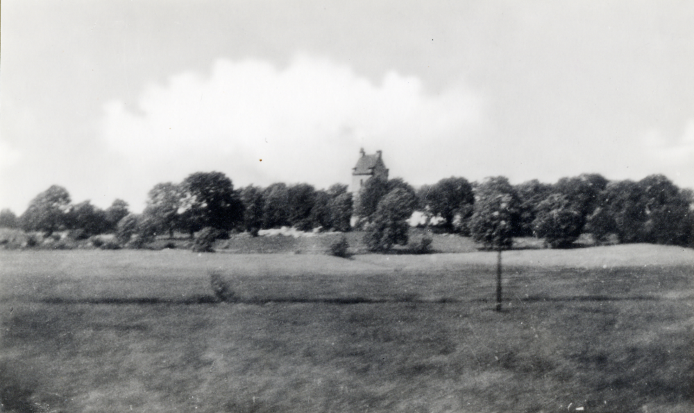 Vallentuna kyrka sedd från Skolhagen söder om Hjälmsta skola