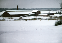 Snö över Åby tegelbruk sett från sydost med villor på Björkhagsvägen i bakgrunden. Åby tegelbruk byggdes 1927 av fabrikör C J Gustavsson. Driften lades ner 1968 och bruket brann ner i september 1970. Marken såldes till Riksbyggen.
Bildserie: Vallentuna på 1960-talet.