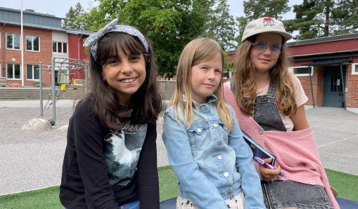 Tre tjejer ute på skolgården