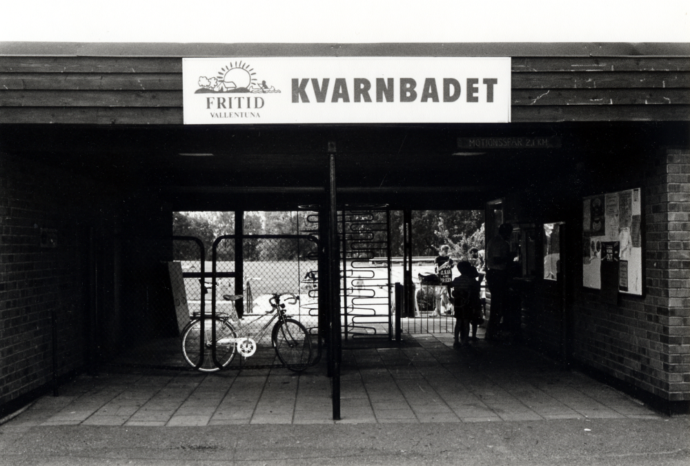 Kvarnbadets entré en augustidag 1993.  Vallentuna fritid driver sedan något verksamheten själva