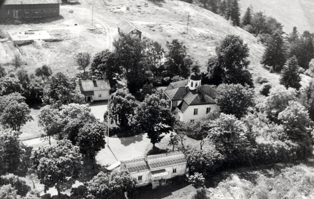 Flygfoto över Ekskogen gård sommaren 1955. T v syns gården ekonomibyggnader
