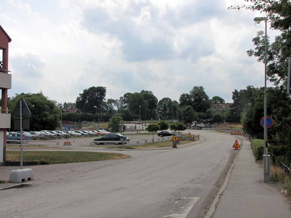 Gärdesvägen med vy mot Vallentuna kyrka.
