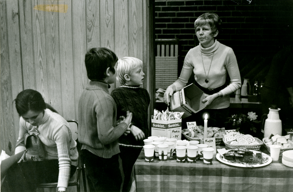 Frikyrkoförsamlingens höstbasar i Ekebygården. Kaffebordet med försäljning av kaffe, saft och hembakt.

•Fotografiet ingår i bildserien ”Vardagsliv i Vallentuna kommun” av Rachael Gough-Azmier & Gunilla Blomé, Haga Studios HB.