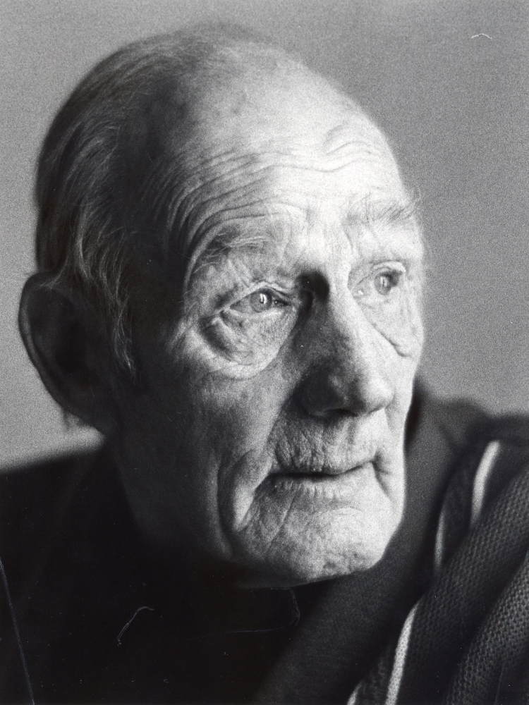 Emil Carlsson levde tillsammans med sin bror Ejnar på Tomthälla, Stolp-Ekeby i Frösunda.  Han föddes 18?? och flyttade tillsammans med föräldrarna Ida och G E Carlsson till Stora Ekeby  Vallentuna 1918.  Emil hjälpte sin far med skjutshållet vid Vallentuna järnvägsstation. Familjen flyttade till Frösunda 1922 där de arrenderade Frösunda prästgård. Bröderna Ejnar  och Emil tog över arrendet 1947 och drev jordbruket till 1967, då de flyttade till Tomthälla i Stolp-Ekeby. Emil aveld 11 december 1989