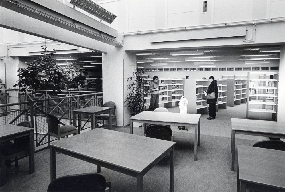 Invigningen av Vallentuna gymnasium i oktober 1986.  Här syns gymnasiebiblioteket en trappa upp - ännu är det ganska tomt på hyllorna.  Vallentuna gymnasium är inrymt i ombyggda lokaler efter Tellus Maskin - ett företag som tillverkade rullbanor och transportband