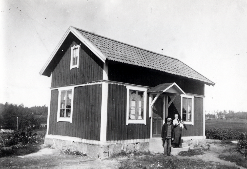 Johan Fredriksson och hans hustru Hanna utanför statarstugan vid Väsby gård. Fredriksson arbetade som ladugårdskarl