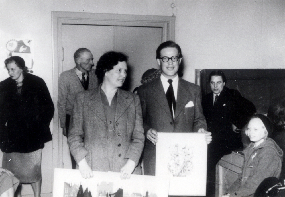 Össeby-posten framställs i Kyrkskolan i Lilla Garn.  Fr v vid dörren ev Margareta Isaksson, vid dörren Rikard Pettersson, Verna Johansson,  Ulf Isaksson båda med varsin tavla, t h om dörren ev Karl Öhlin.  Flickan heter Madeleine Carlberg