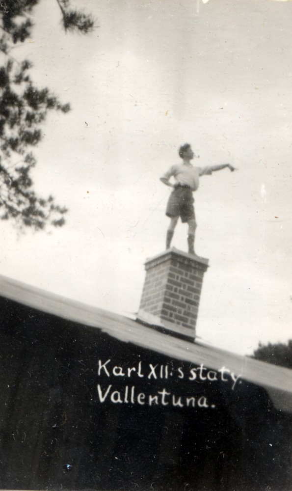 Solhöjden vid nuvarande adress Clerks väg 5,  byggs i Bällsta på berget ovanför Bällsta anhalt.  David och Eva Storm skall bo i huset. På den nymurade skorstenen står Evas bror Olle Storm som Karl XII:s staty Vallentuna