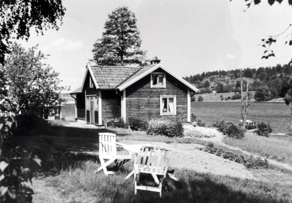 Mariehäll ligger vid Gransvikens strand och var sommarstuga för familjen Linnea och Georg Norberg. Fotograf är troligen Linneas bror Birger Regny