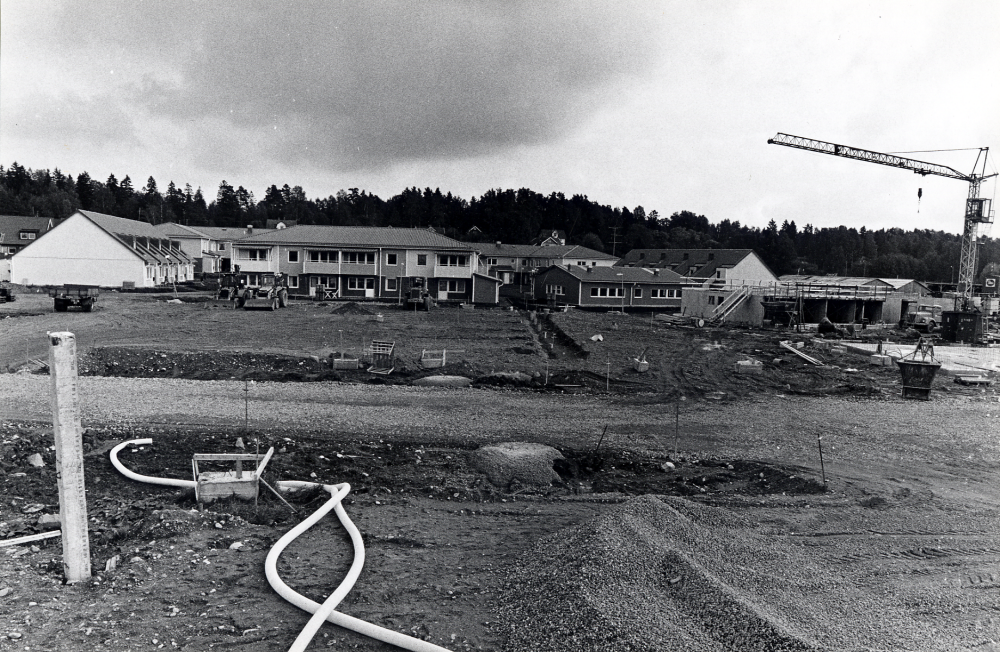 Åby gärde bebyggs med radhus, kedjehus och lägenheter. Gaveln på huset till vänster har adress Murstensvägen 98, medan övriga byggnader har adress Takpannevägen.