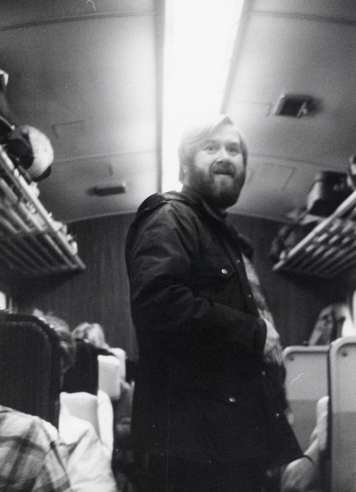 Prästen Bosse Nordqvist bland ungdomar från Kyrkans ungdom på väg till Ammarnäs fjällgård under sportlovet 1986. Foto från rälsbussen mellan Arvidjaur och Sorsele
