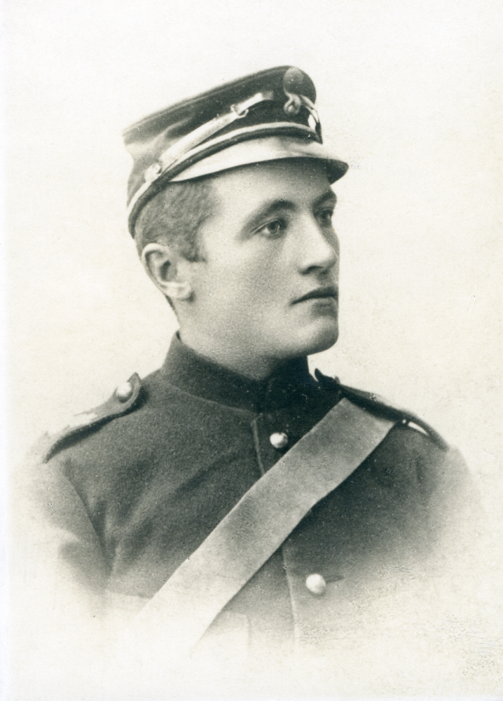 Johan Ferdinand Lindström föddes 1871. Han gifte sig 1893 med Edla Charlotta född 1872. De får barnen Edit Charlotta 1897, Berta Helena 1900 och Sten Ferdinand 1905. Vid sekelskiftet 1900 bor familjen i Hjälmsta och Ferdinand är handelsbiträde. Familjen flyttar vidare till Sursta Nannyberg sedan Mörby Skuggan och Rickby Rosenborg, där familjen utökas med fem fosterbarn. Familjen flyttar vidare till Åby Godthem. Ferdinand fortsätter hela sin yrkesbana som handlare. Han växte upp på Vestanberga gård i Vallentuna med föräldrarna Carl Gustaf och Ulrika Lindström (se bild 4761).