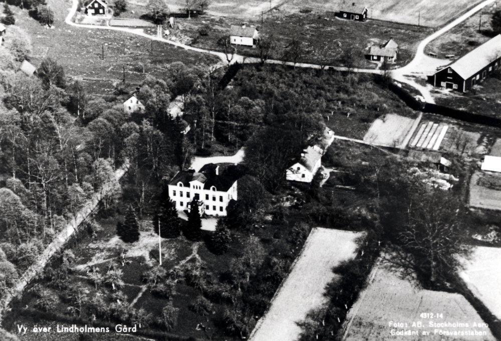 Flygfoto över Lindholmens gård i Orkesta.  Huvudbyggnaden restes 1844 på grund efter en tidigare byggnad av Robert Montgomery Cederhjelm