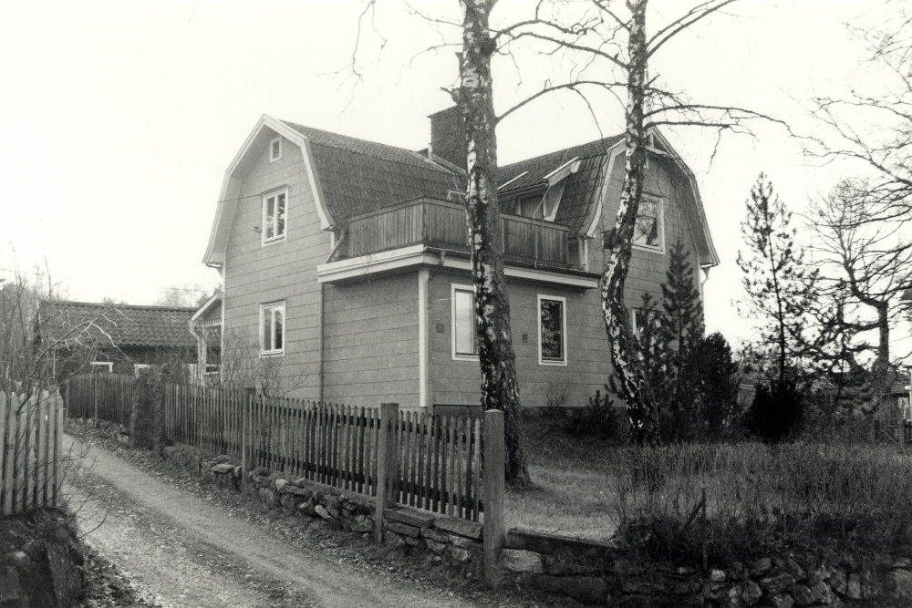 Äldre bebyggelse i Trekanten med adress Olsborgsvägen 26.  Området Trekanten begränsas av vägarna Olsborgsvägen, Skolvägen och Karlbergsvägen