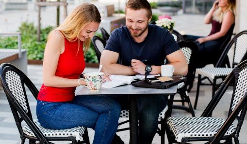 Bld på ungdomar på uteservering